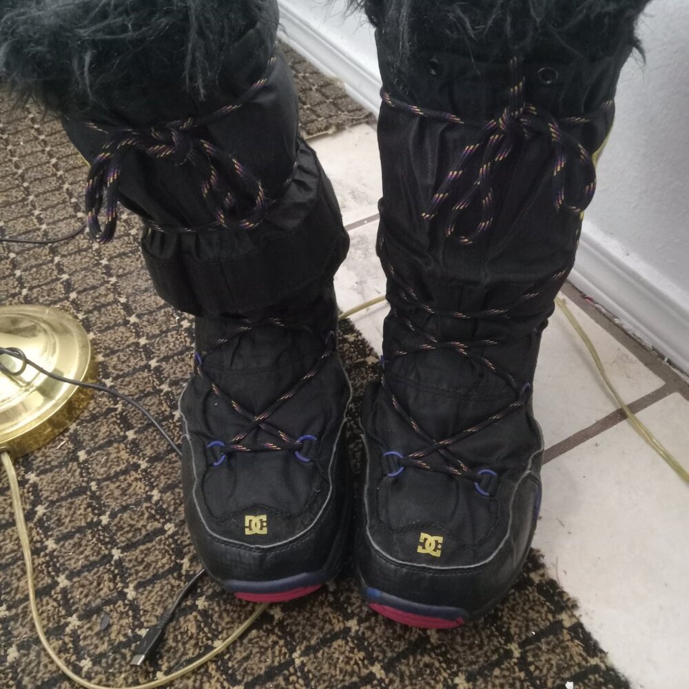 Rare Y2K DC chalet brand new women's size 8 snow boots